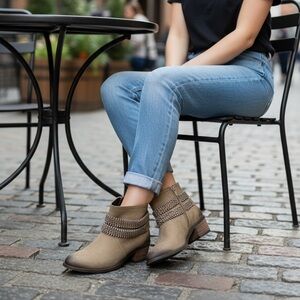 Matisse Tan Ankle Boots with Chain Detail woman’s size 9 (s186)